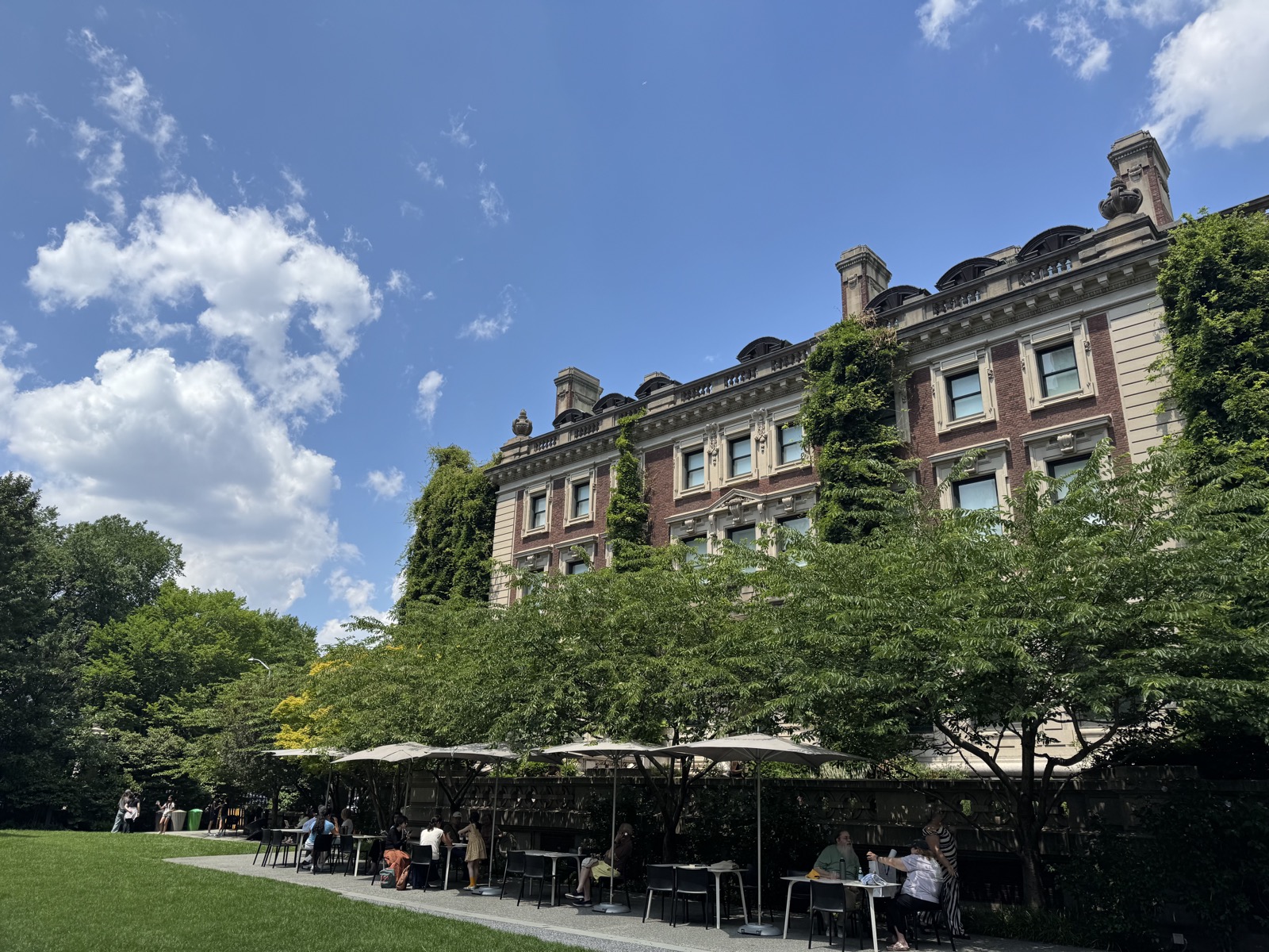 Cooper Hewitt garden with outdoor cafe seating under umbrellas